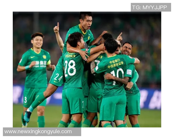 国安足协杯冠军献给已逝球迷杨雪金色座椅与奖杯共同见证感动时刻