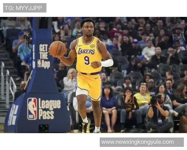 詹姆斯感慨布朗尼在伤病潮中抓住机会的成长与进步